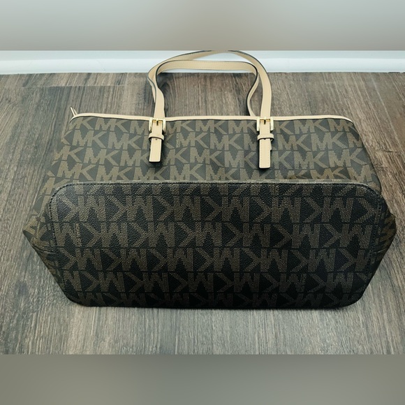 Michael Kors Jet Set Travel Tote in Signature Canvas - Picture 5 of 5